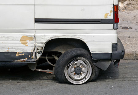 ฝาท่อ ถ.แจ้งวัฒนะ เปิด ทำรถชนยางแตกเกือบ 20 คัน-เจ็บ1