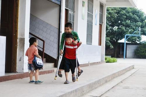 เด็กชายจีนอัมพาตขา ให้มือเดินต่างเท้าไปโรงเรียนทุกวัน 