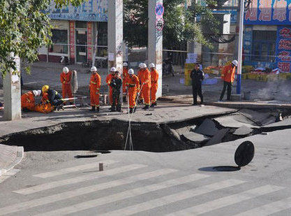 จีนถนนยุบลึก 6 เมตร ดับ 1 บาดเจ็บ 4 คาดท่อประปาใต้ดินแตก
