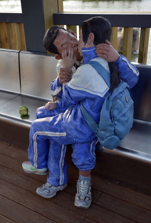  ศิลปินจีนเอารูปปั้นนักเรียนจูบกันไปวางในสวนสาธารณะ