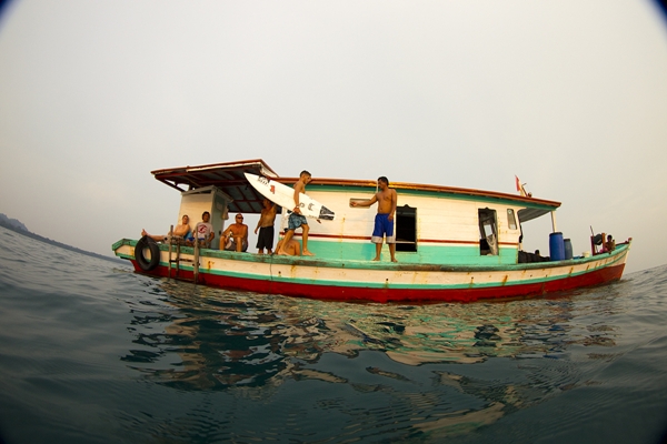 นักเล่นเซิร์ฟโต้คลื่นกลางวงล้อมขยะ ที่เกาะชวา