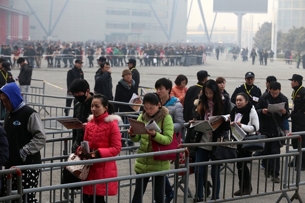 ชาวจีนกว่า 5 หมื่นต่อคิวแห่สมัครงานในงานจ็อบแฟร์