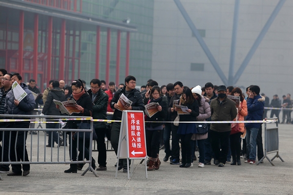 ชาวจีนกว่า 5 หมื่นต่อคิวแห่สมัครงานในงานจ็อบแฟร์