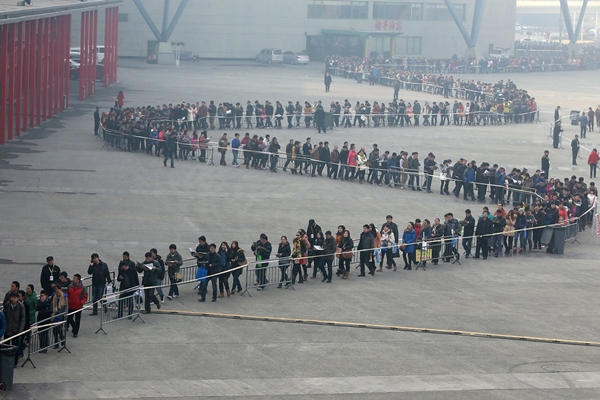 ชาวจีนกว่า 5 หมื่นต่อคิวแห่สมัครงานในงานจ็อบแฟร์