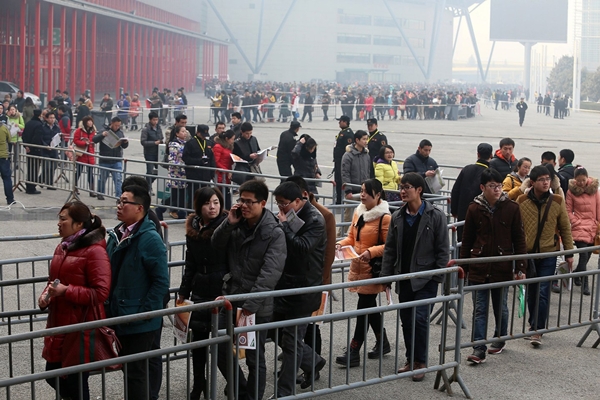 ชาวจีนกว่า 5 หมื่นต่อคิวแห่สมัครงานในงานจ็อบแฟร์