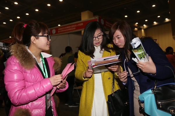 ชาวจีนกว่า 5 หมื่นต่อคิวแห่สมัครงานในงานจ็อบแฟร์