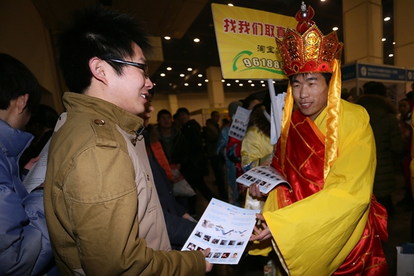 ชาวจีนกว่า 5 หมื่นต่อคิวแห่สมัครงานในงานจ็อบแฟร์