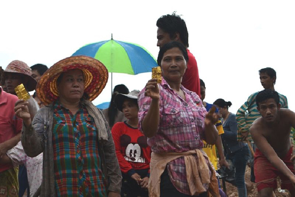 ข่าวขุดทองที่พัทลุง เขาชัยสน ชาวบ้านยังแห่ขุดทอง