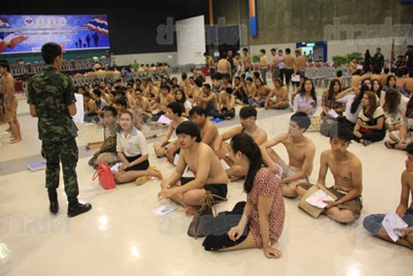  เกณฑ์ทหารโคราช ฮือฮา สาวประเภทสองแสนสวยโผล่เพียบ