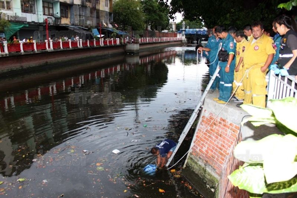พบศพชายถูกฆ่าถ่วงน้ำ คลองรอบกรุง ใกล้จุดชุมนุม กปท.