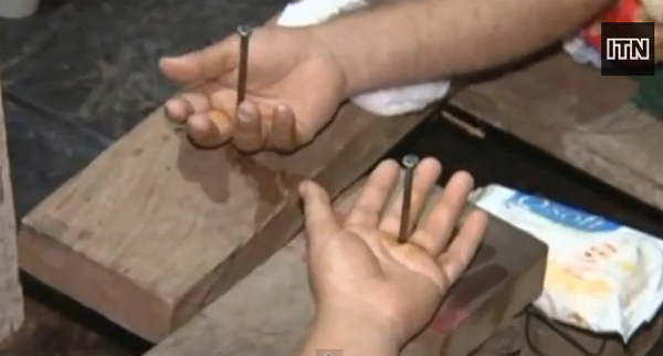 พนักงานขับรถปารากวัย ตอกมือตรึงกางเขน ประท้วงถูกไล่ออก