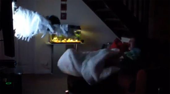 แทบช็อก หนุ่มแสบเอาหุ่นผีไปติดกับทีวี แกล้งแฟนสาว