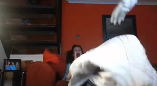 แทบช็อก หนุ่มแสบเอาหุ่นผีไปติดกับทีวี แกล้งแฟนสาว