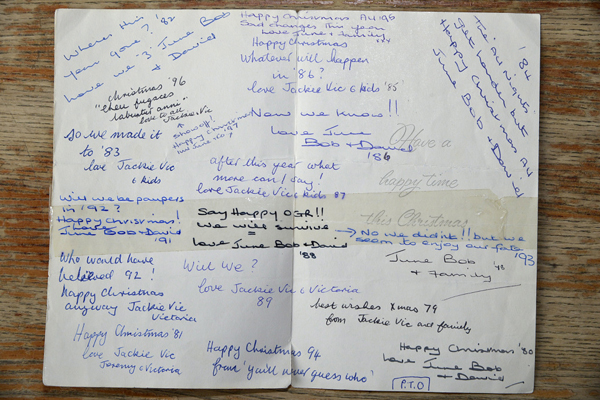 2 คุณยายเพื่อนซี้ เขียนอวยพรคริสต์มาสให้กันตลอด 36 ปี ด้วยการ์ดใบเดิม