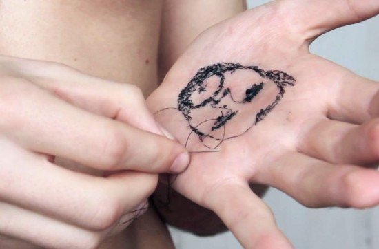 ศิลปินชาวสเปน ปักเย็บภาพเหมือนของครอบครัวบนฝ่ามือตัวเอง 