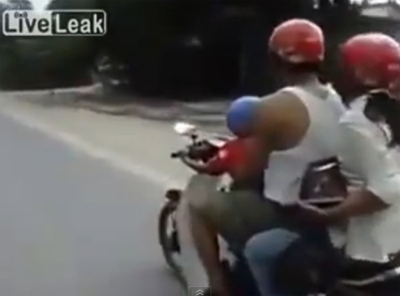 พ่อแม่เวียดนามซ้อนท้ายมอเตอร์ไซค์ ให้ลูกวัย 5 ขวบขับ