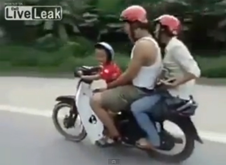 พ่อแม่เวียดนามซ้อนท้ายมอเตอร์ไซค์ ให้ลูกวัย 5 ขวบขับ