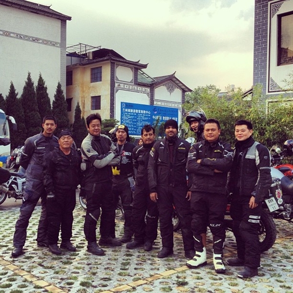  เวียร์ ซิ่งบิ๊กไบค์ ตะลุยภูเขาหิมะมังกรหยก ที่ประเทศจีน