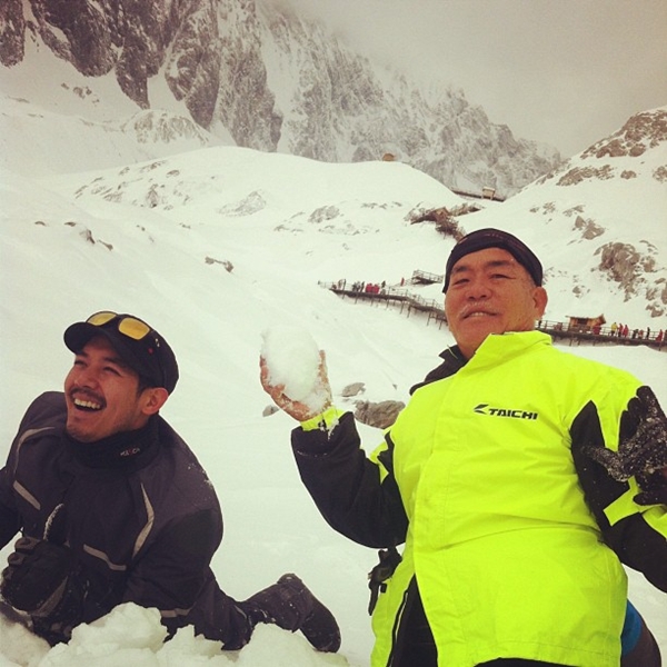  เวียร์ ซิ่งบิ๊กไบค์ ตะลุยภูเขาหิมะมังกรหยก ที่ประเทศจีน