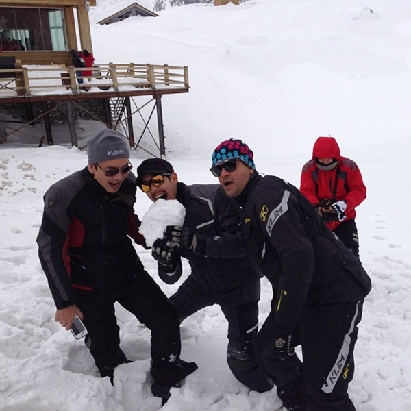  เวียร์ ซิ่งบิ๊กไบค์ ตะลุยภูเขาหิมะมังกรหยก ที่ประเทศจีน