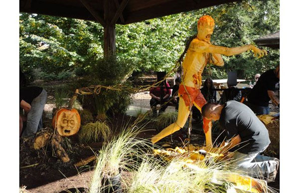 สยองสมจริง! การแกะสลักฟักทองซอมบี้ในสหรัฐฯ