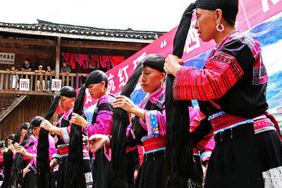 โอ้โห! สาว ๆ หมู่บ้านเย้าแดง ไว้ผมยาวกว่า 1.5 เมตร