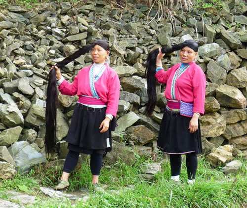 โอ้โห! สาว ๆ หมู่บ้านเย้าแดง ไว้ผมยาวกว่า 1.5 เมตร