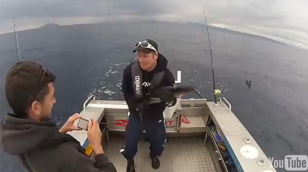 ชายคนนี้จะถ่ายรูปกับทูน่า แต่แล้วความฮาก็เกิดขึ้น