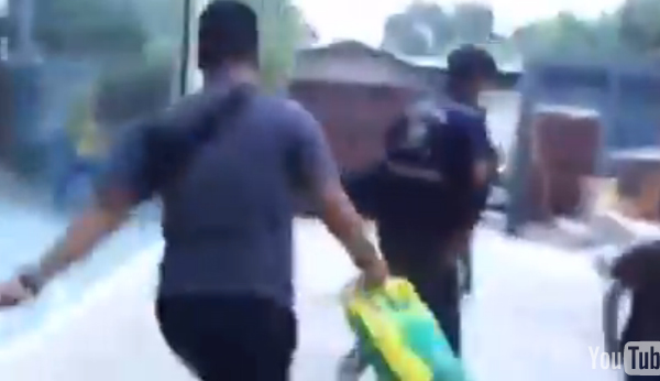 คลิปกู้ภัยกระเจิง เข้าจับงูเห่า แต่ลืมตัววิ่งหนีวงแตก