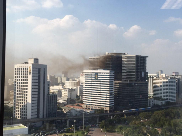 ไฟไหม้ตึกก่อสร้าง รพ.จุฬาฯ 29 ชั้น เบื้องต้นบาดเจ็บ 5 ราย