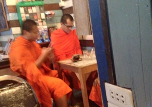 พระนั่งโซ้ยไอศกรีมเสียงดัง พูดคำหยาบไม่สำรวมกิริยา เจอชาวบ้านด่าสั่งสอน