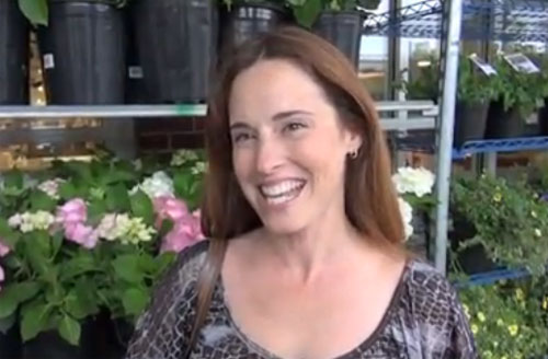 อบอุ่น! หญิงมะกันคิดถึงบ้าน กอดคนแปลกหน้าทุกวัน