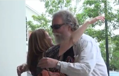 อบอุ่น! หญิงมะกันคิดถึงบ้าน กอดคนแปลกหน้าทุกวัน