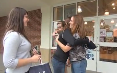 อบอุ่น! หญิงมะกันคิดถึงบ้าน กอดคนแปลกหน้าทุกวัน