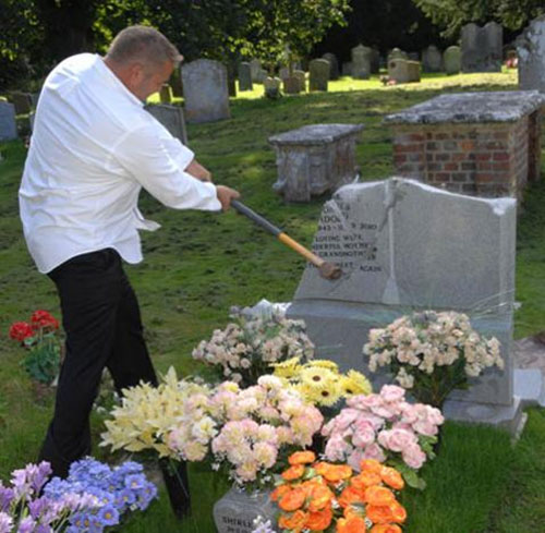 หนุ่มอังกฤษเศร้า จำใจทุบป้ายหลุมศพแม่ทิ้ง เหตุหรูเกินไป