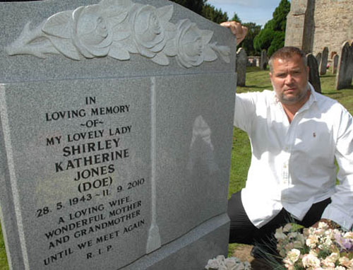 หนุ่มอังกฤษเศร้า จำใจทุบป้ายหลุมศพแม่ทิ้ง เหตุหรูเกินไป