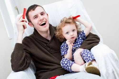 ปาฏิหาริย์! พ่ออัมพาตเลียนแบบพัฒนาการลูก เดิน-พูด ได้อีกครั้ง