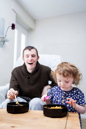 ปาฏิหาริย์! พ่ออัมพาตเลียนแบบพัฒนาการลูก เดิน-พูด ได้อีกครั้ง