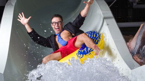 สนไหม? พนักงานทดสอบเล่นเครื่องเล่นทั่วยุโรป งานสนุกที่สุดในโลก