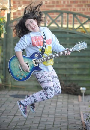 สาวน้อย 10 ขวบ โชว์ เล่นกีตาร์ไฟฟ้า ระดับเทพ