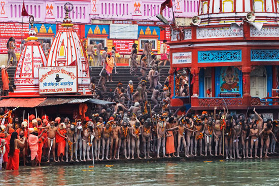 เริ่มแล้ว!! ชาวฮินดูร่วมพิธีอาบน้ำศักดิ์สิทธิ์ที่แม่น้ำคงคา