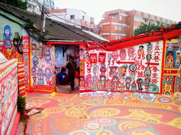 ปู่ไต้หวัน เพ้นท์ศิลปะบนกำแพงทั้งหมู่บ้านจนรัฐบาลยกเลิกรื้อถอน