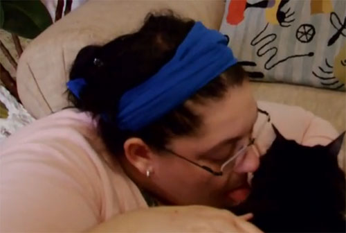 แปลก! หญิงมะกันชอบเลีย-กินขนแมว เป็นอาหารว่าง