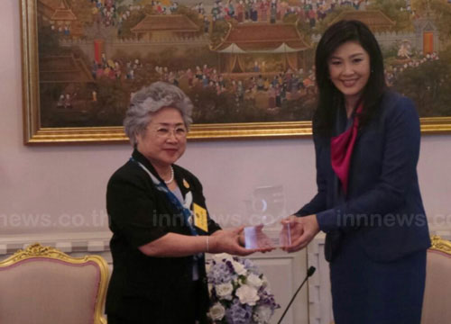 นายกฯ รับโล่ ผู้หญิงแห่งปี 2556 วันสตรีสากล