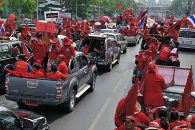 เสื้อแดงยันมาให้กำลังใจ จตุพร ยึดมั่น ปชต. - สิทธิตามกฎหมาย   