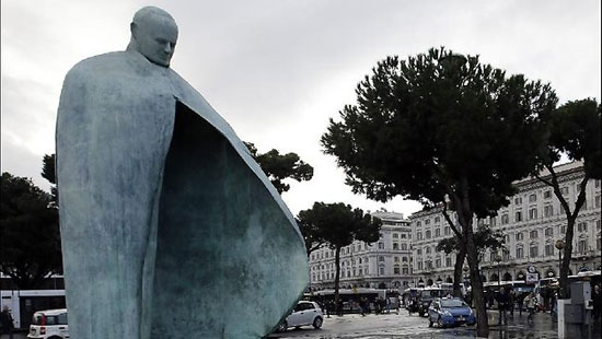  วิจารณ์! รูปปั้นพระสันตะปาปาจอห์นปอลที่ 2 เหมือนตู้เย็น