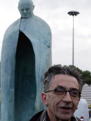  วิจารณ์! รูปปั้นพระสันตะปาปาจอห์นปอลที่ 2 เหมือนตู้เย็น