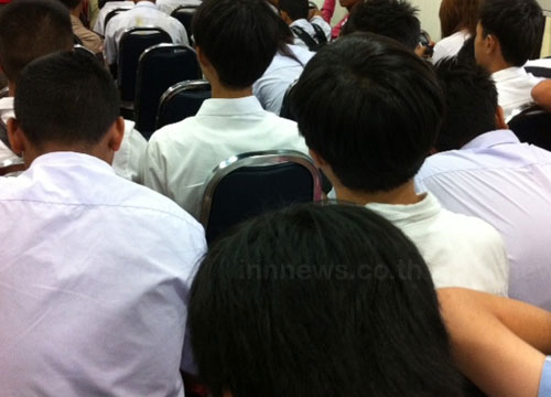 รวบนักเรียนกว่า 100 คน โดดเรียน-มั่วสุม-นั่งกอดกัน