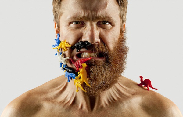 สุดอาร์ต หนุ่มโกนเคราครึ่งหนึ่ง ก่อนจับคู่กับสิ่งของสุดสร้างสรรค์ 