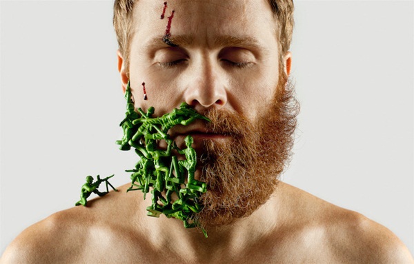 สุดอาร์ต หนุ่มโกนเคราครึ่งหนึ่ง ก่อนจับคู่กับสิ่งของสุดสร้างสรรค์ 